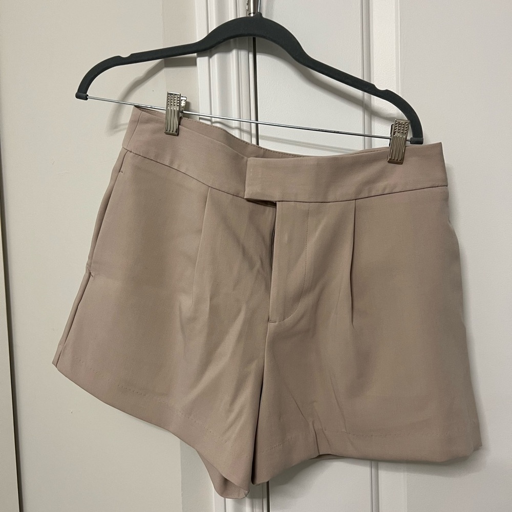 a new day High-Waist Pleated Shorts in Taupe